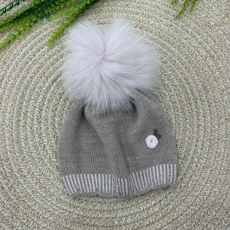 CAPPELLO IN LANA CON POM PON IN VOLPE