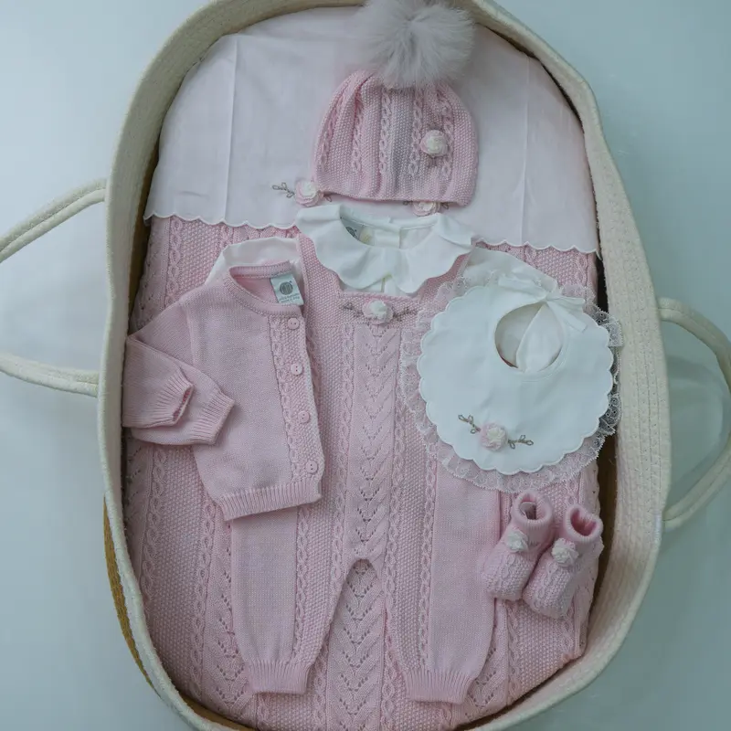 SALOPETTE, CAPPELLO E BABBUCCE IN LANA